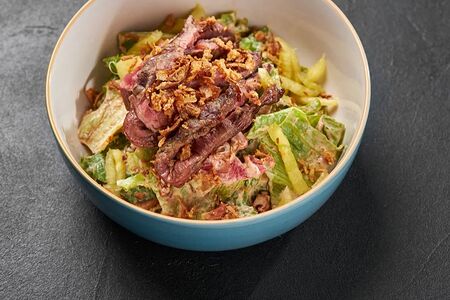 Салат с говядиной и соусом Аджика