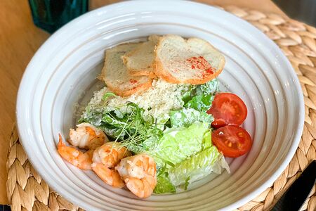 Салат Цезарь с креветками