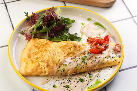 Омлет с паштетом из тунца с соусом тоннато