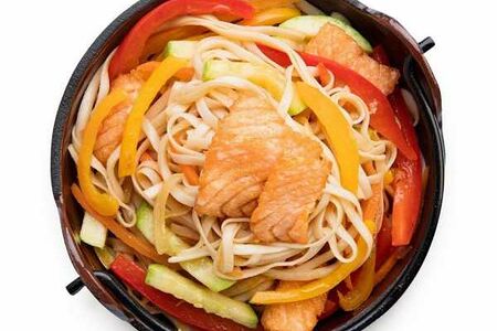 Удон с лососем в соусе терияки