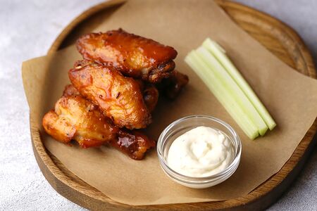 Куриные крылышки с соусом