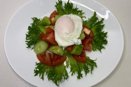 Салат овощной с яйцом пашот