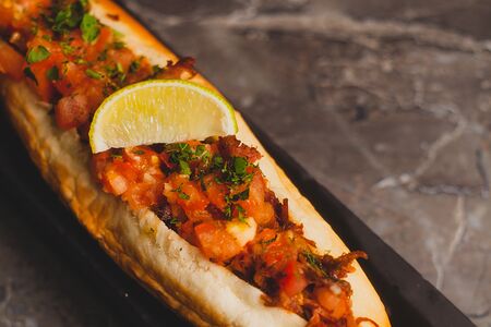 Хот-дог с томленой говядиной и сальсой