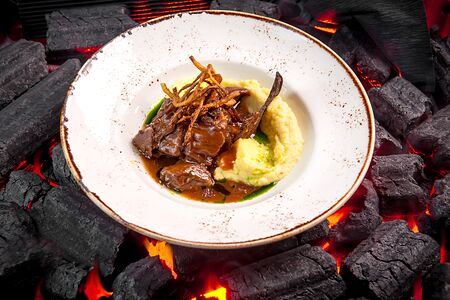 Говяжьи щечки с хрустящим луком и картофельным пюре с пармезаном