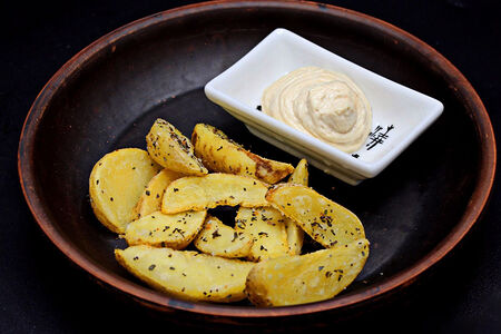 Картофель по-деревенски с соусом