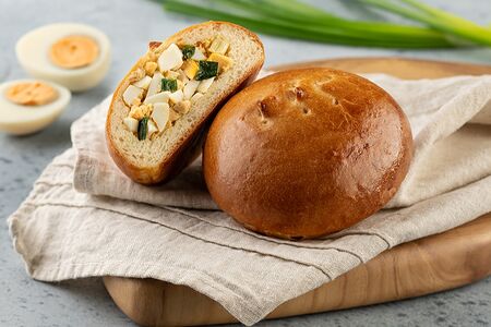 Пирожок с яйцом и зеленым луком