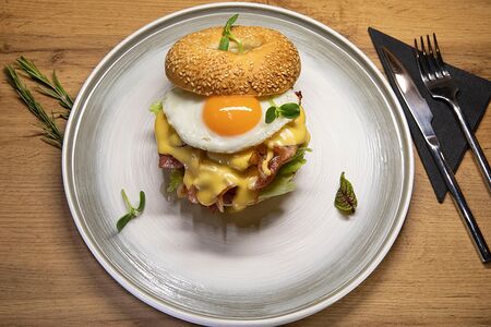 Бейгл с беконом