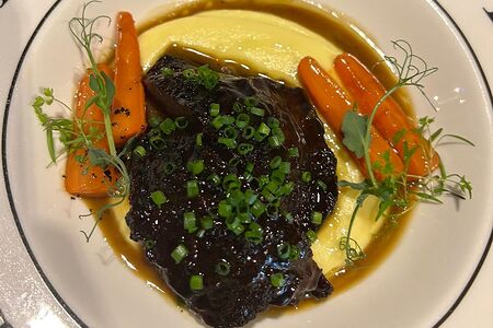 Телячьи щёки с картофельным пюре