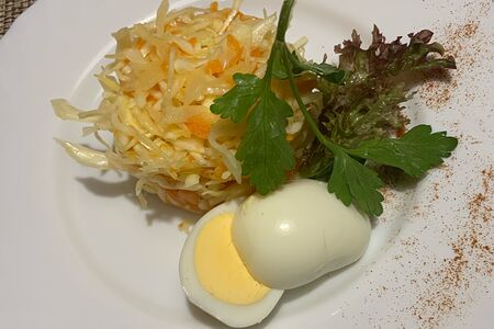 Салат капустный с яйцом