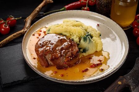 Говяжья вырезка с картофельным пюре и шпинатом
