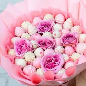 Букет из клубники в шоколаде с розами красивый Berry Rose Euphoria