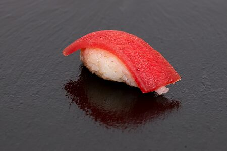 Суши с тунцом