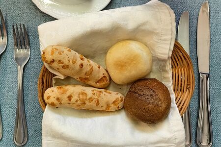 Хлебная корзина с ароматный маслом