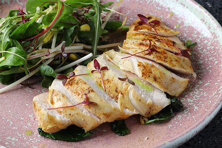 Куриная грудка с жареным шпинатом