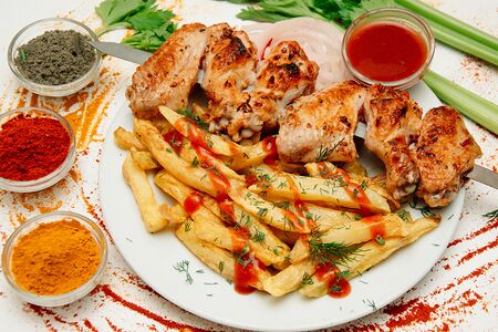 Шашлык из куриных крылышек с картофельным фри