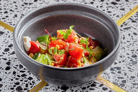 Салат из свежих овощей с сыром фета