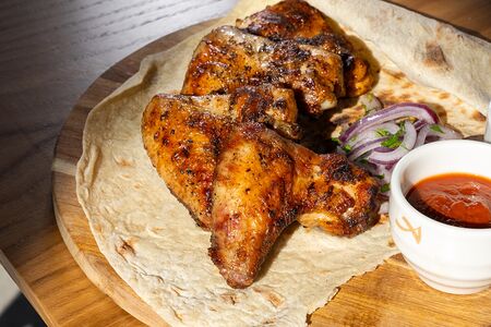 Куриные крылышки с соусом сацебели