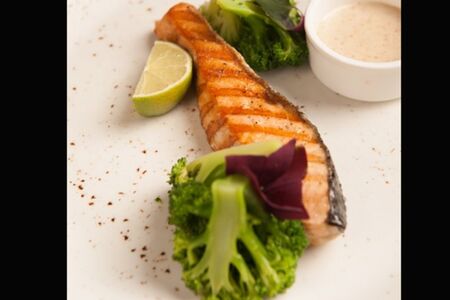 Лосось на гриле с брокколи