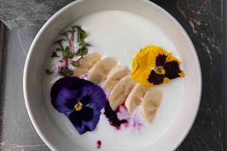 Каша рисовая с ягодами и бананом