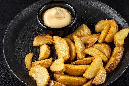 Картофель по-деревенски с соусом