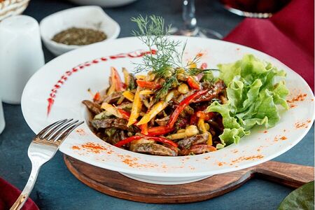 Теплый салат из жареной говядины