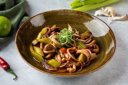 Кальмар с сельдереем и шампиньонами