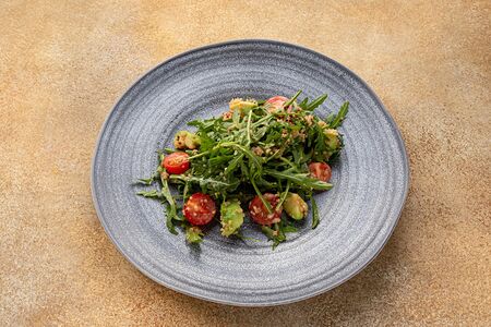 Салат с руколой и киноа