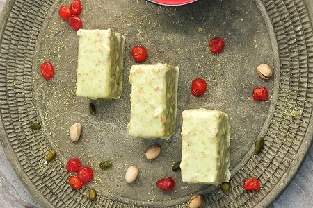 Муссовое пирожное Вишня-Фисташка