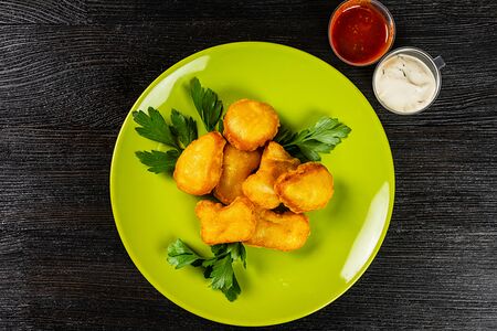 Куриные наггетсы и соус