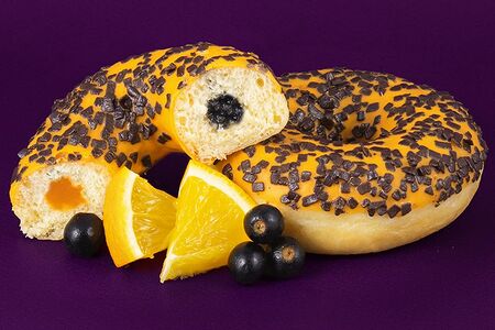 Пончик ОренджДон с начинкой апельсин и черная смородина