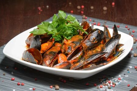 Мидии в томатном соусе