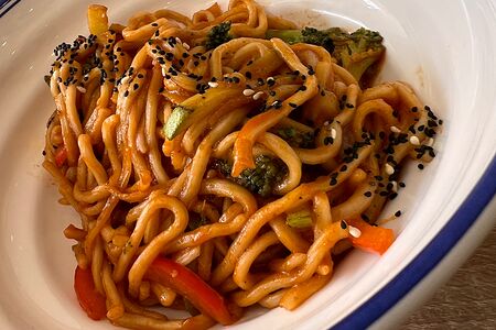 Лапша в кисло-сладком соусе с морепродуктами