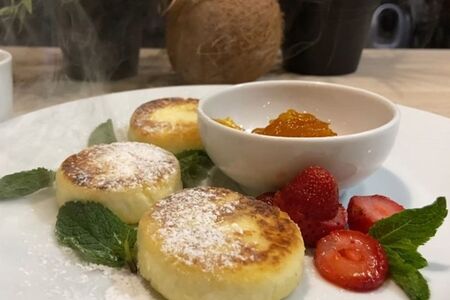 Творожные сырники с апельсиновым джемом