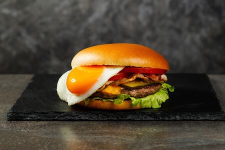 Бургер Egg с телятиной