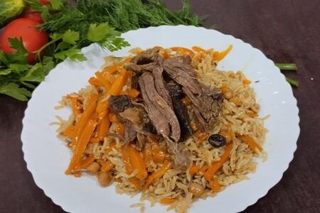 Плов с говядиной и салатом