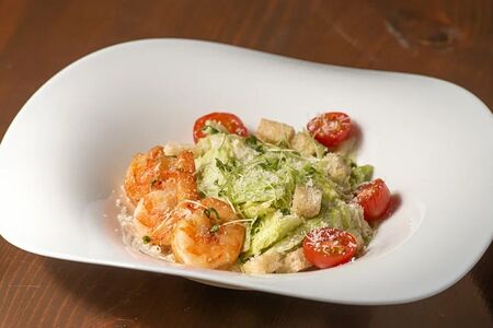 Салат Цезарь с креветками