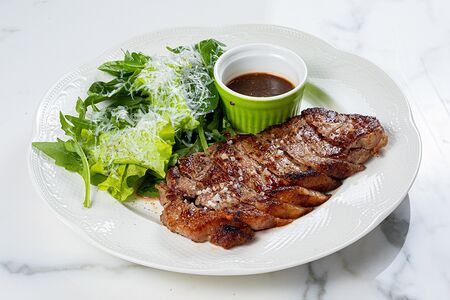 Стейк из говядины с горчичным соусом и зеленым салатом с пармезаном