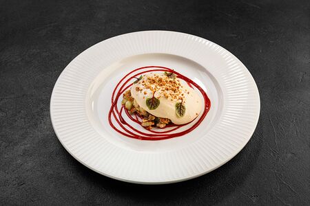 Тартар из угря с огурцом и сливочной эспумой