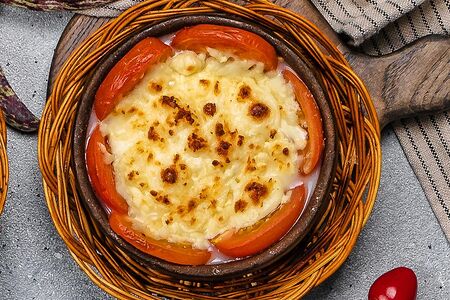 Помидоры с сыром, жаренные на кеци