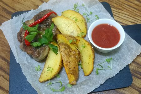 Cвинoй медальон с картофельными дольками