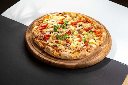 Пицца с цыпленком, грибами и ананасом