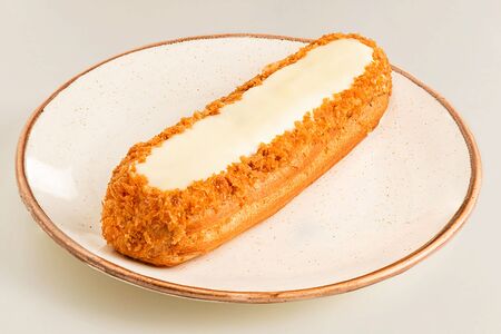 Эклер с карамельным кремом