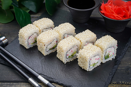 Ролл Калифорния в кунжуте