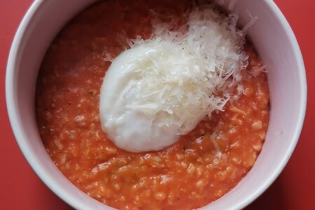 Томатная овсяная каша с яйцом пашот