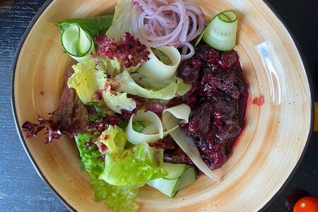 Салат с теплой куриной печенью