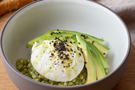 Зелёная гречка с авокадо, яйцом пашот и соусом чимичурри