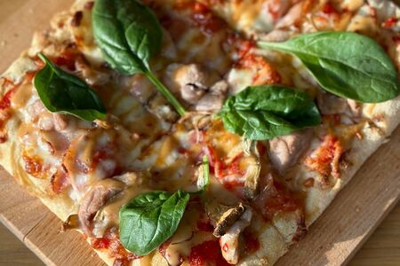 Пинса c цыпленком и сливочным барбекю