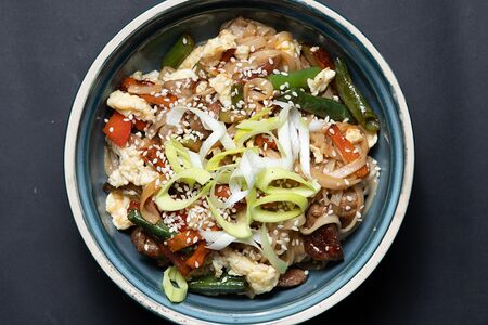 Удон со свининой и омлетом