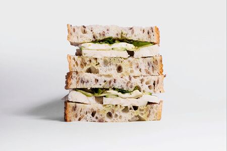 Сэндвич с куриным филе и соусом песто