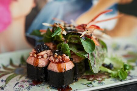 Запеченный ролл с лососем и креветками